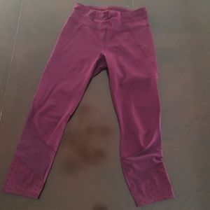 Athleta Laser Mesh Sonar Capri XS / burgundy